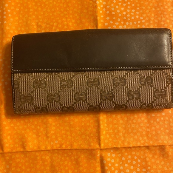Authentic Gucci Wallet with heart clasp - Picture 2 of 7